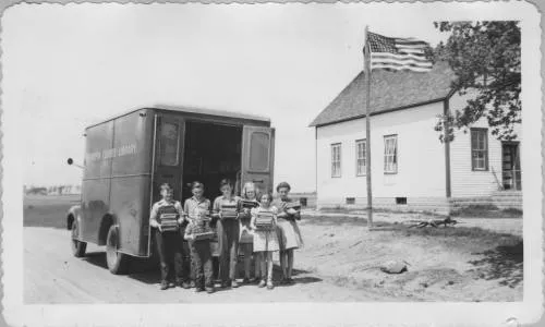 Students in district 134 Morin school picked out books, 1947